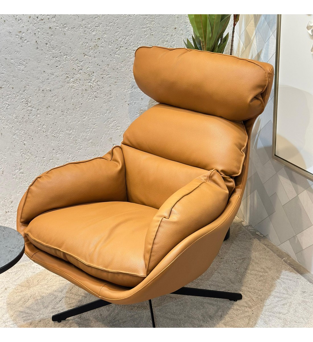 كرسي صالة دوار مريح تصمصم ملكي جلد باللون الجملي الدافي كرسي صالة دوار مريح تصمصم ملكي جلد باللون الجملي الدافي