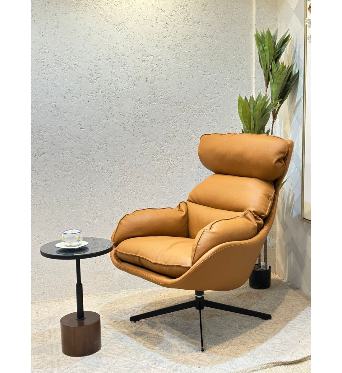 كرسي صالة دوار مريح تصمصم ملكي جلد باللون الجملي الدافي كرسي صالة دوار مريح تصمصم ملكي جلد باللون الجملي الدافي