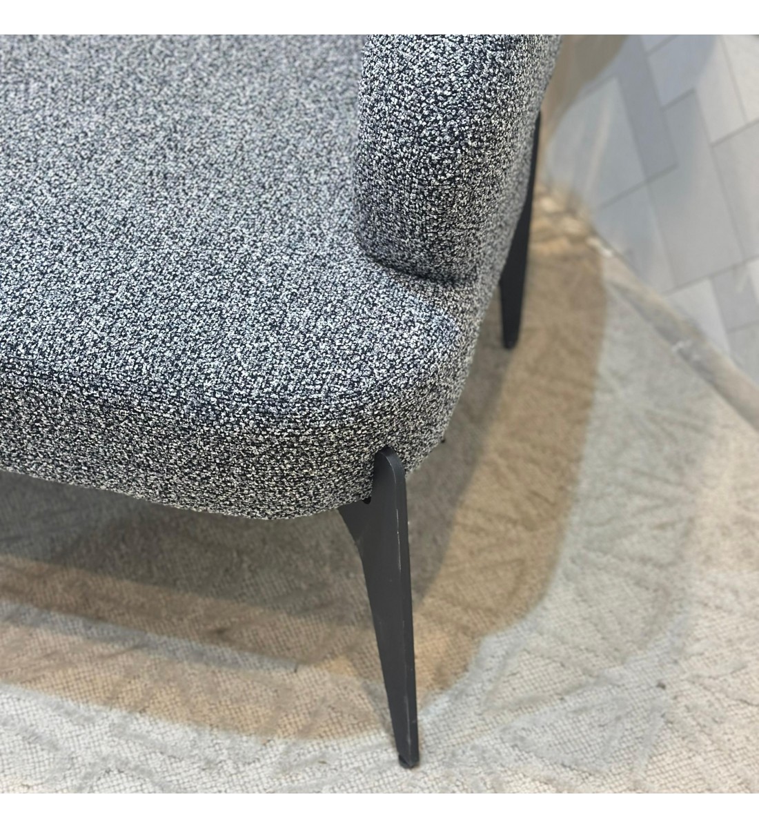 كرسي صالة دوار مريح تصمصم ملكي جلد باللون الرمادي الفاتح 