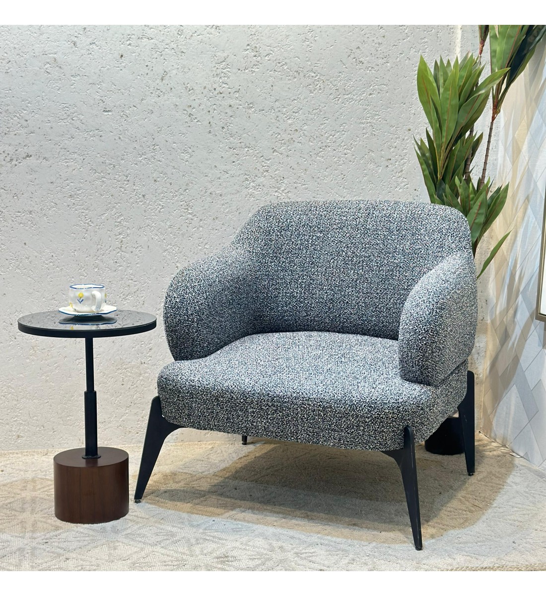 كرسي صالة دوار مريح تصمصم ملكي جلد باللون الرمادي الفاتح 