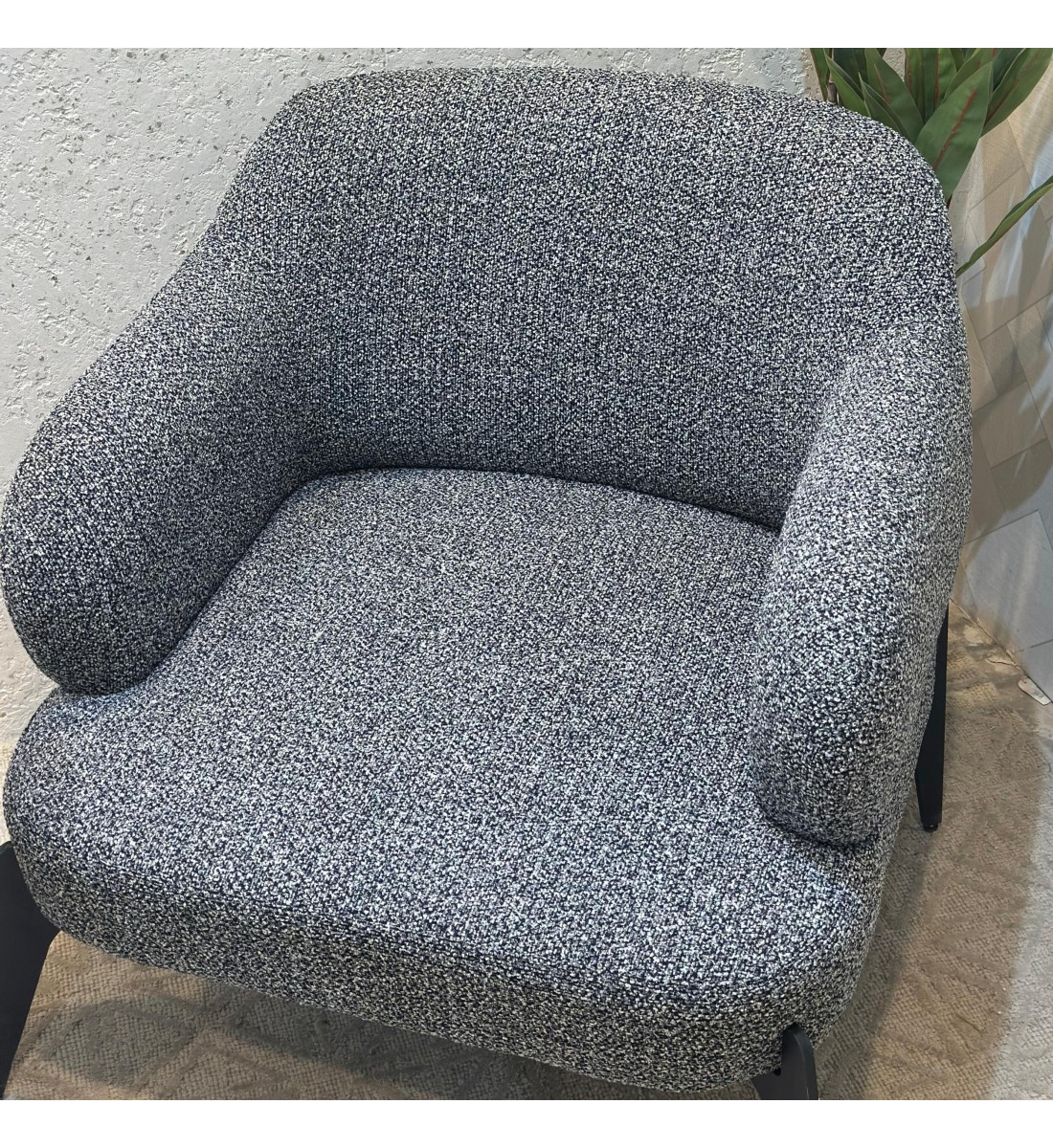 كرسي صالة دوار مريح تصمصم ملكي جلد باللون الرمادي الفاتح 