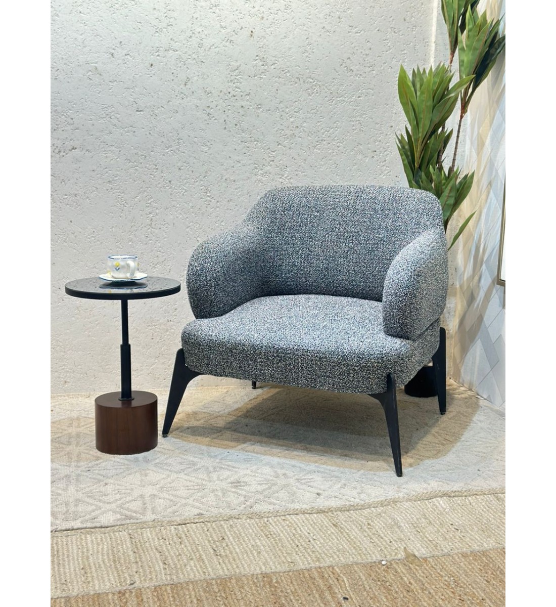 كرسي صالة دوار مريح تصمصم ملكي جلد باللون الرمادي الفاتح 