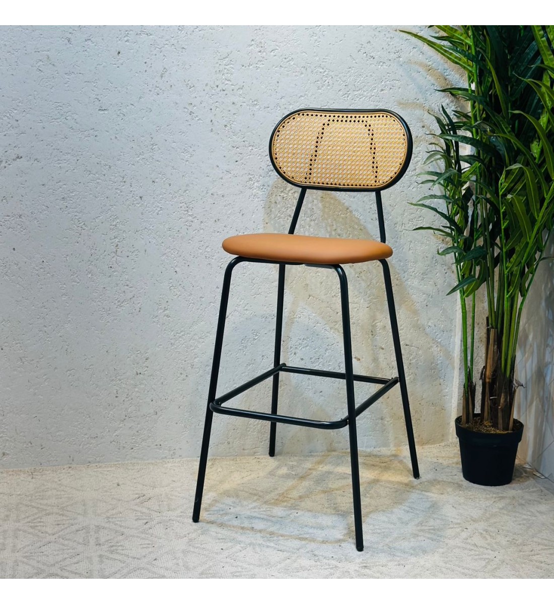 كرسي بار بوهيمي معدني بمسند خيزران كرسي بار بوهيمي معدني بمسند خيزران