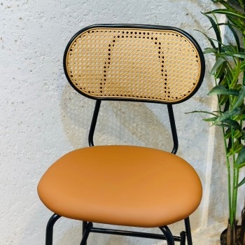 كرسي بار بوهيمي معدني بمسند خيزران 