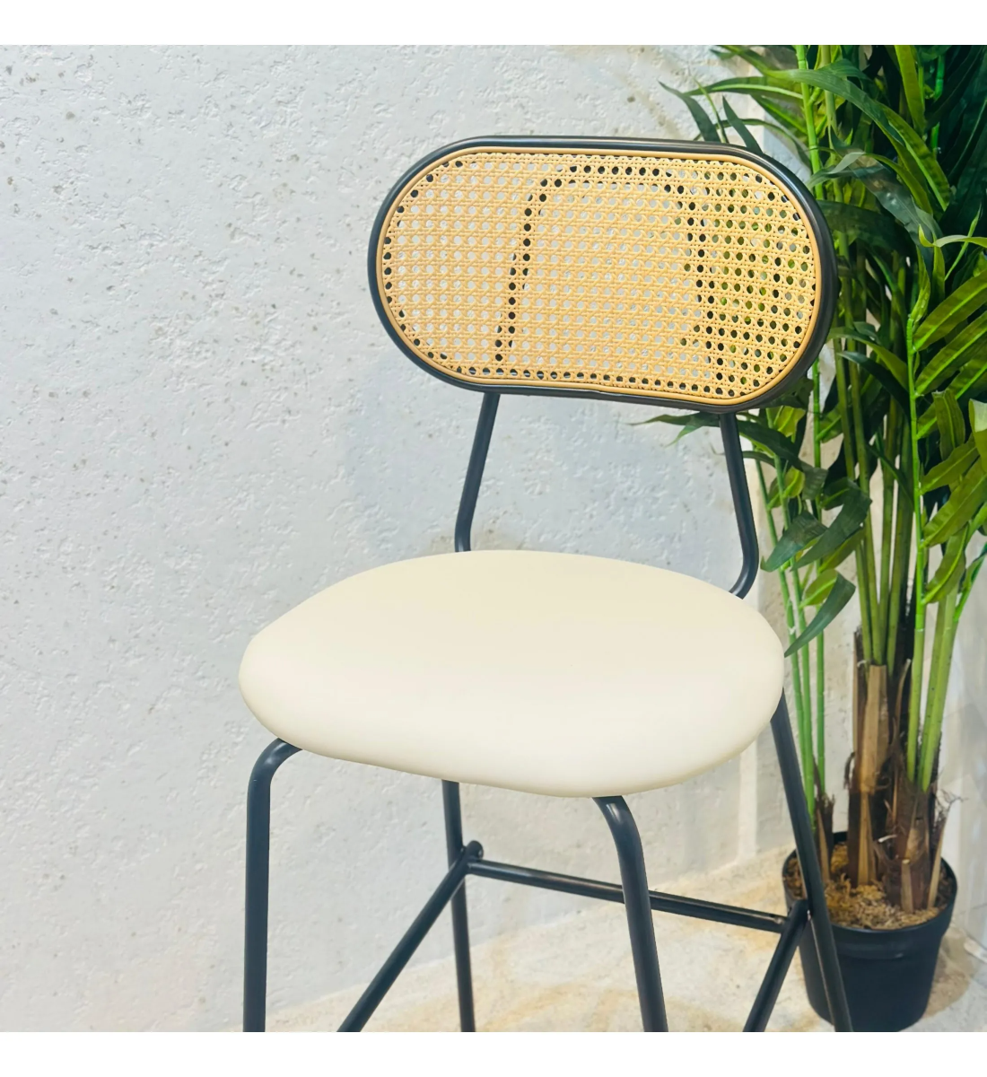 كرسي بار بوهيمي معدني بمسند خيزران 