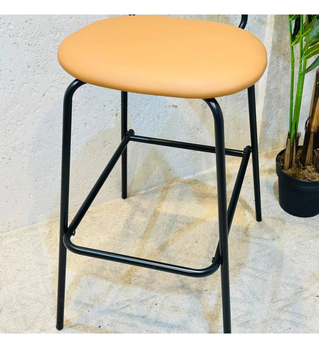 كرسي بار بوهيمي معدني بمسند خيزران 