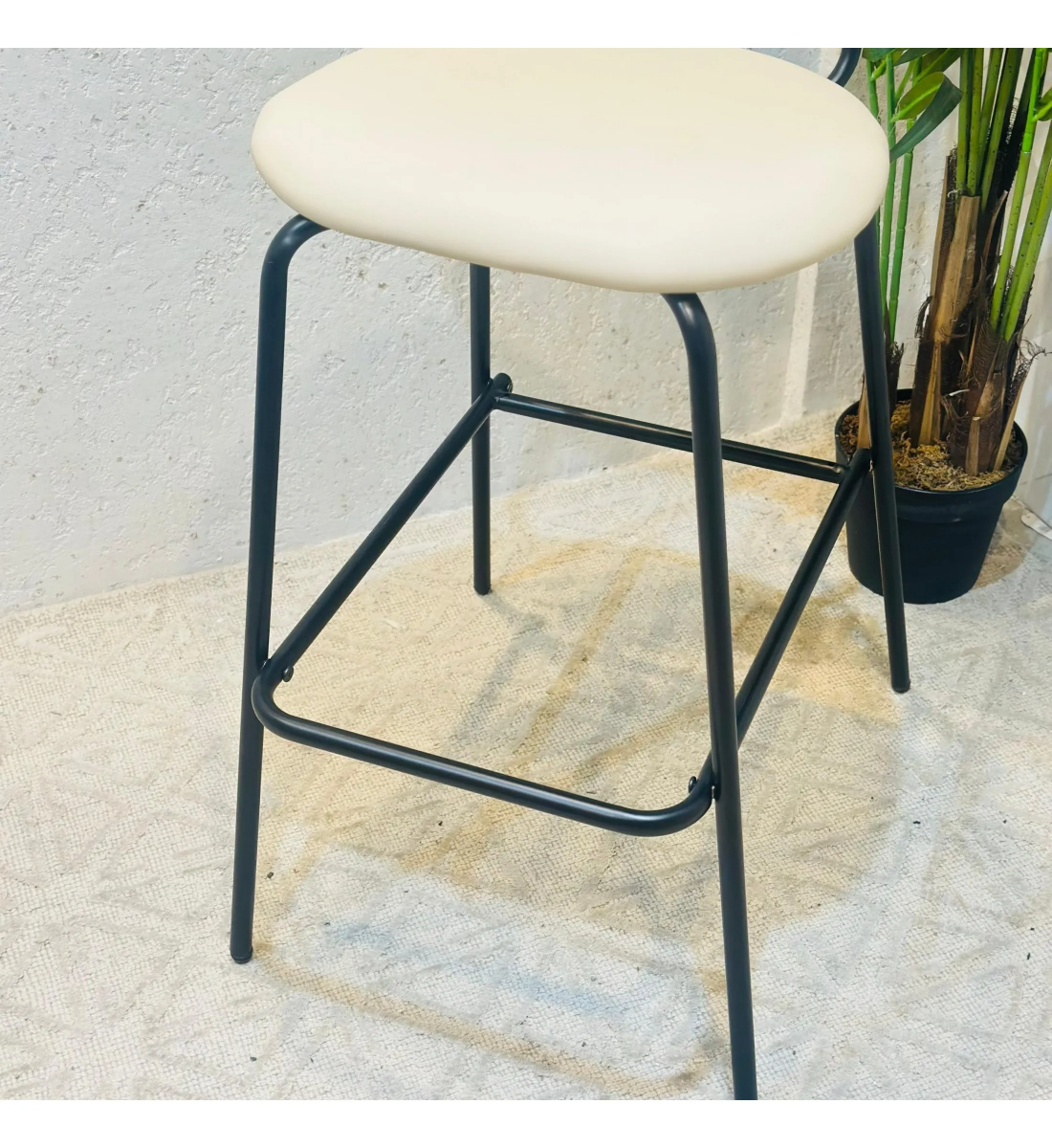 كرسي بار بوهيمي معدني بمسند خيزران 