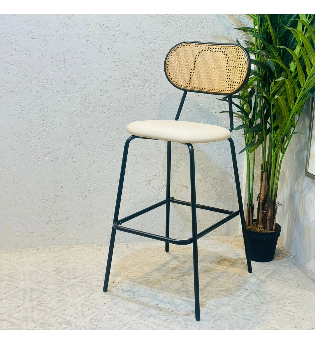 كرسي بار بوهيمي معدني بمسند خيزران 