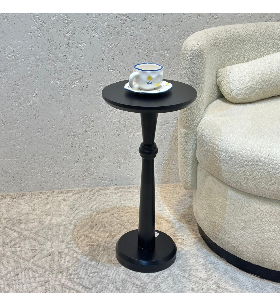 طاولة جانبية أنيقة بتصميم عصري وبسيط. طاولة جانبية أنيقة بتصميم عصري وبسيط.