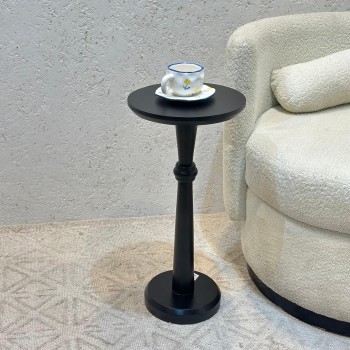 طاولة جانبية أنيقة بتصميم عصري وبسيط.