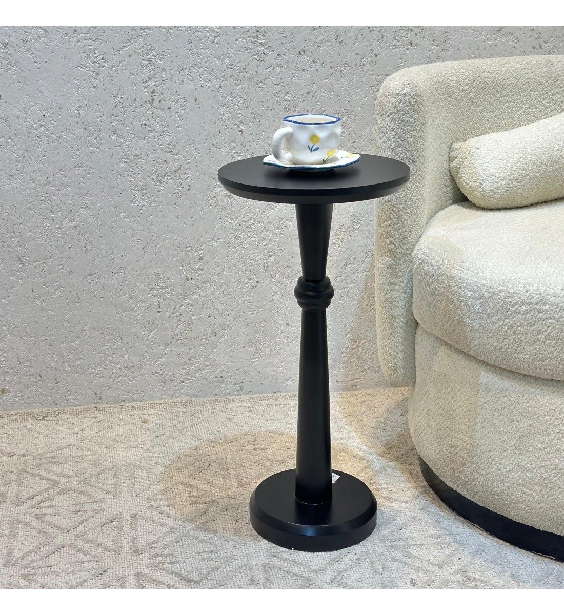 طاولة جانبية أنيقة بتصميم عصري وبسيط. طاولة جانبية أنيقة بتصميم عصري وبسيط.