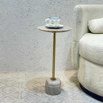 طاولة جانبية أنيقة بتصميم عصري وبسيط.