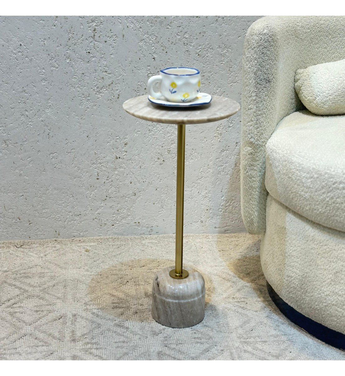 طاولة جانبية أنيقة بتصميم عصري وبسيط. طاولة جانبية أنيقة بتصميم عصري وبسيط.