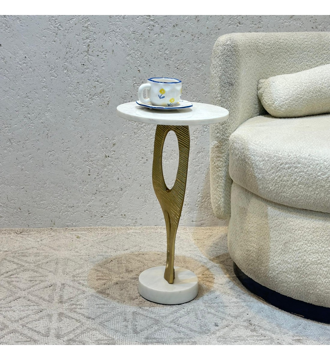 طاولة جانبية أنيقة بتصميم عصري وبسيط.