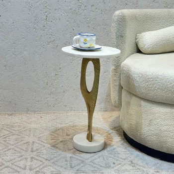 طاولة جانبية أنيقة بتصميم عصري وبسيط.