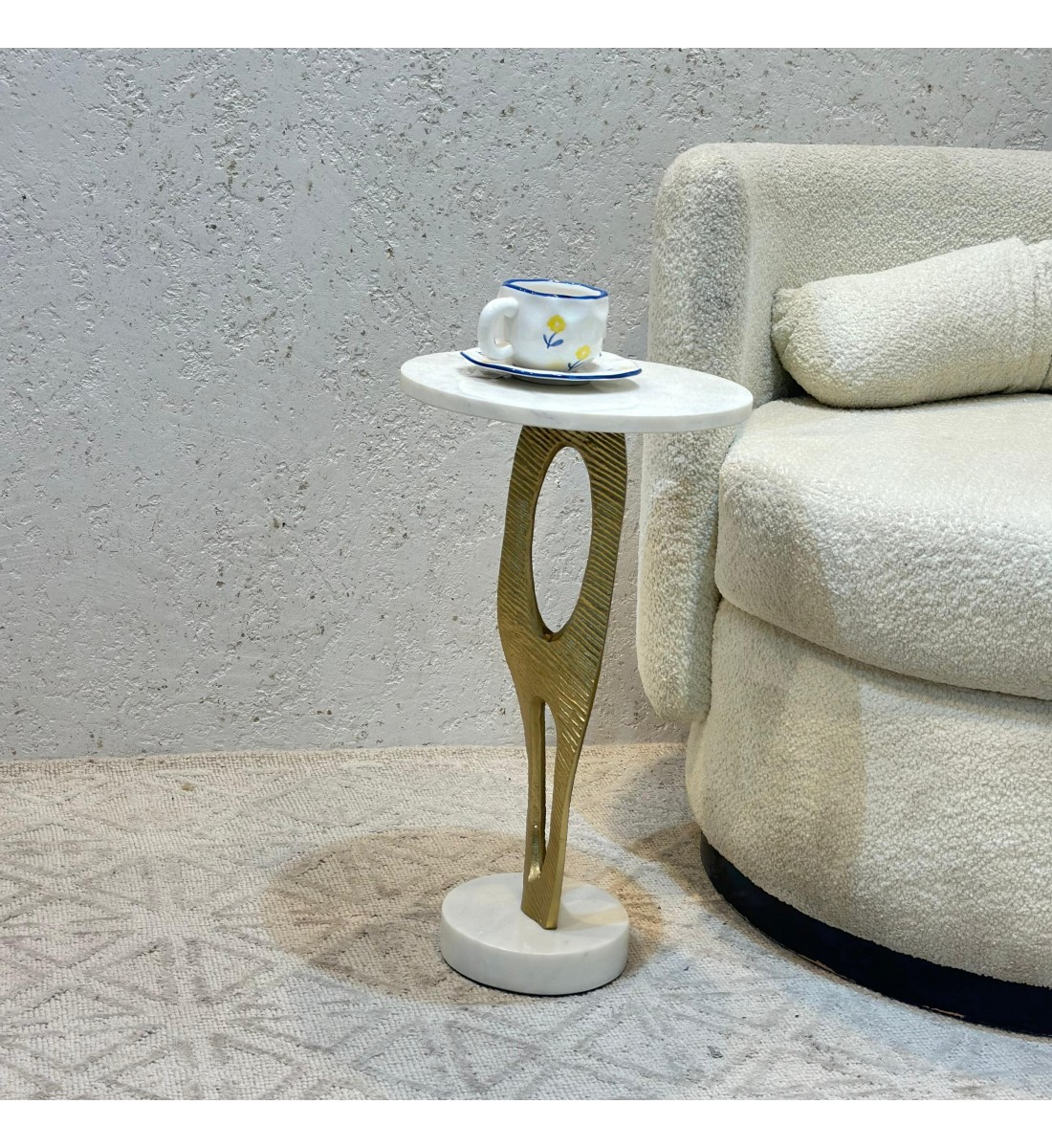 طاولة جانبية أنيقة بتصميم عصري وبسيط.