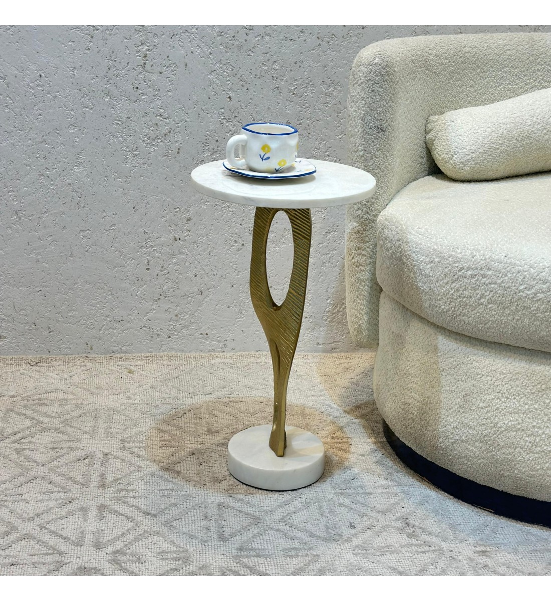 طاولة جانبية أنيقة بتصميم عصري وبسيط.