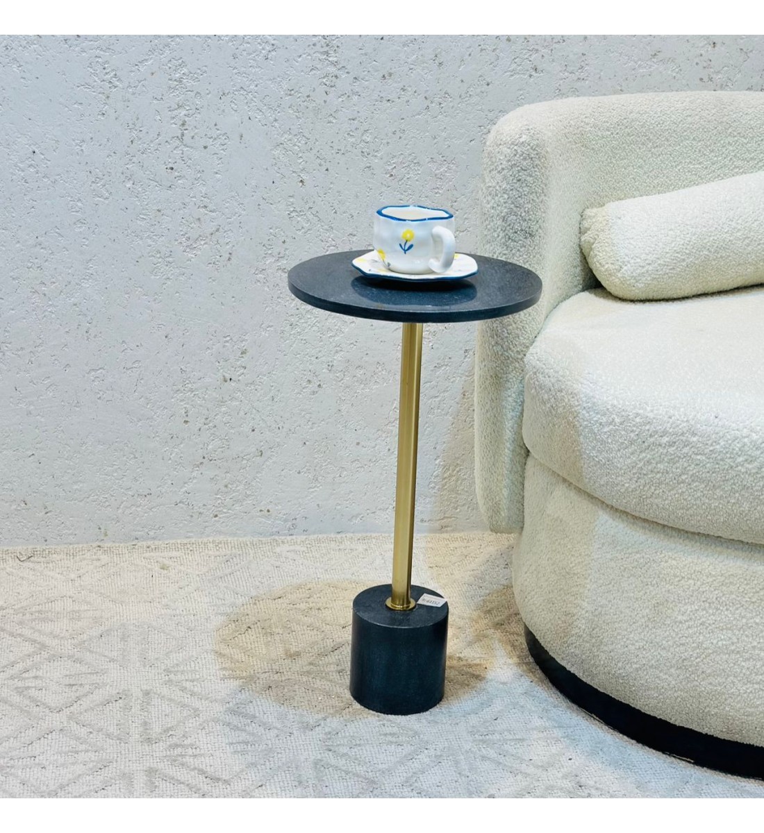 طاولة جانبية أنيقة بتصميم عصري وبسيط.