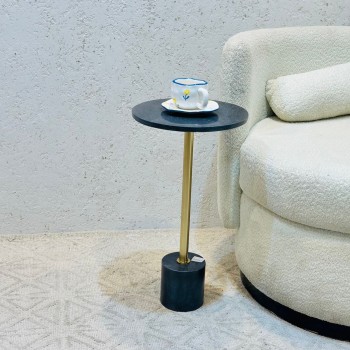 طاولة جانبية أنيقة بتصميم عصري وبسيط.