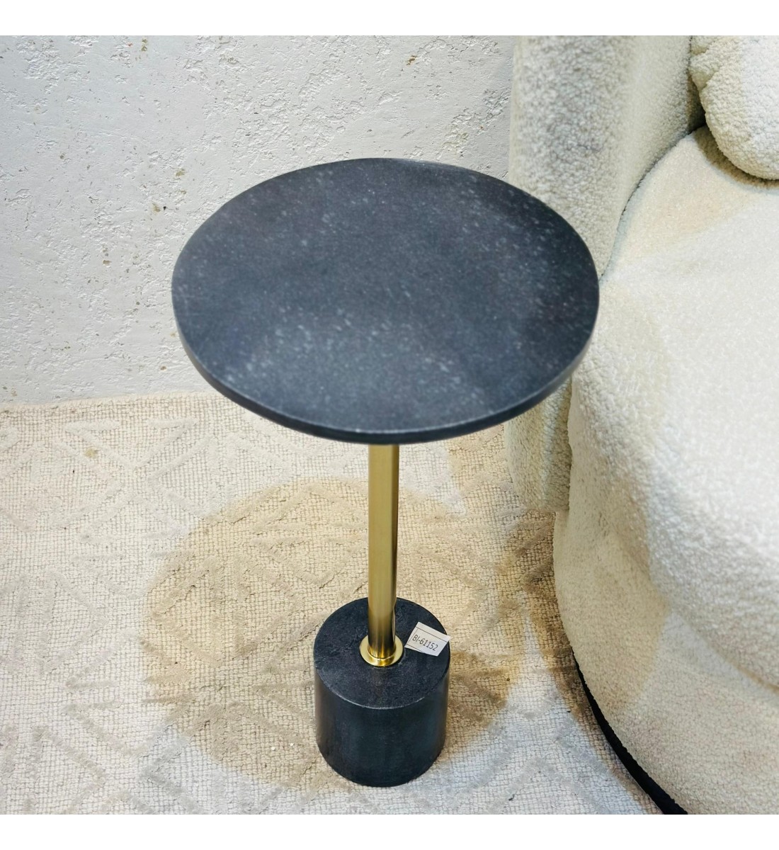 طاولة جانبية أنيقة بتصميم عصري وبسيط.