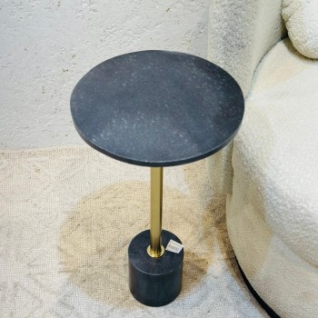 طاولة جانبية أنيقة بتصميم عصري وبسيط.