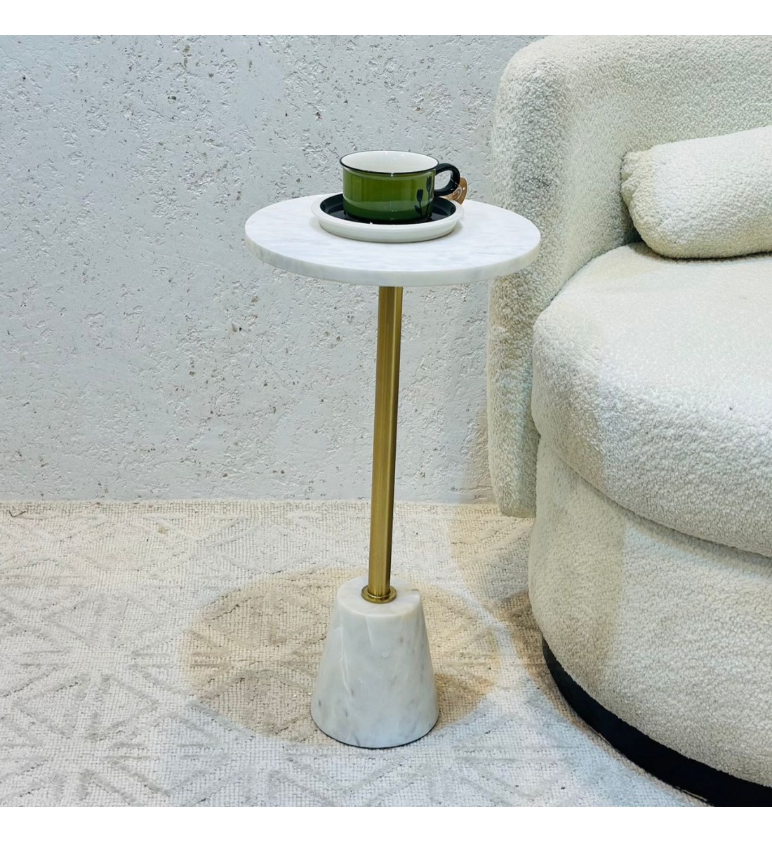 طاولة جانبية أنيقة بتصميم عصري وبسيط.