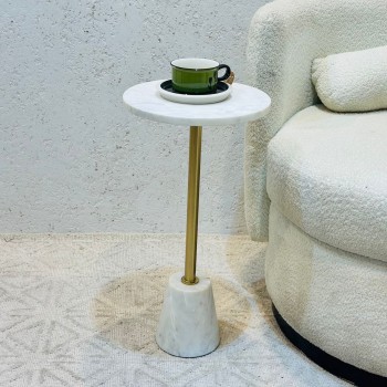 طاولة جانبية أنيقة بتصميم عصري وبسيط.