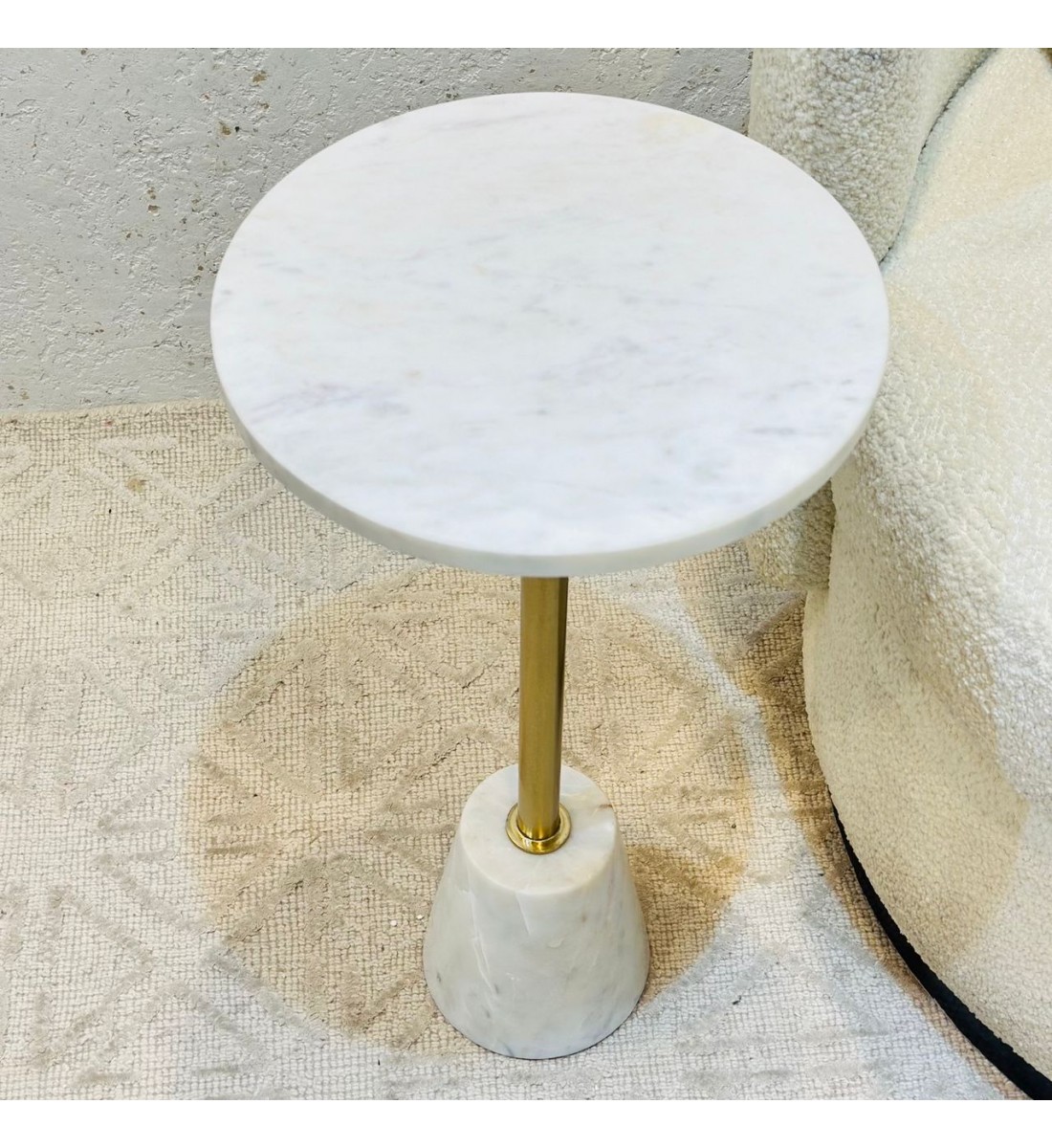 طاولة جانبية أنيقة بتصميم عصري وبسيط.