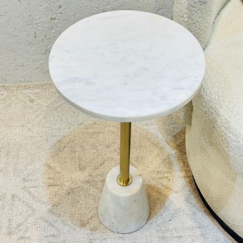 طاولة جانبية أنيقة بتصميم عصري وبسيط.