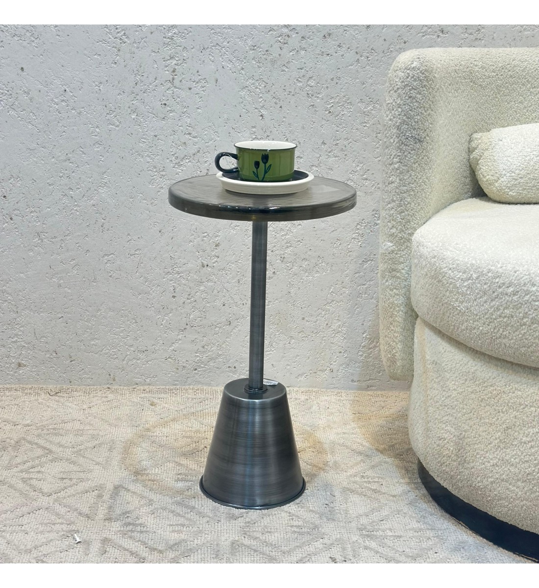 طاولة جانبية أنيقة بتصميم عصري وبسيط. طاولة جانبية أنيقة بتصميم عصري وبسيط.