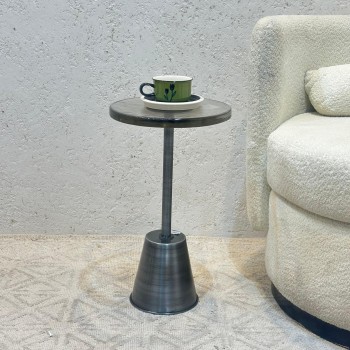 طاولة جانبية أنيقة بتصميم عصري وبسيط.