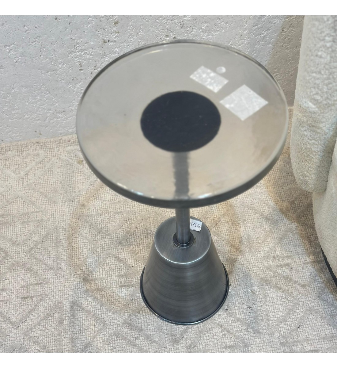 طاولة جانبية أنيقة بتصميم عصري وبسيط. طاولة جانبية أنيقة بتصميم عصري وبسيط.