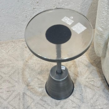 طاولة جانبية أنيقة بتصميم عصري وبسيط.