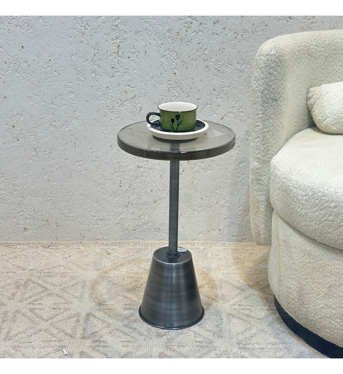 طاولة جانبية أنيقة بتصميم عصري وبسيط. طاولة جانبية أنيقة بتصميم عصري وبسيط.