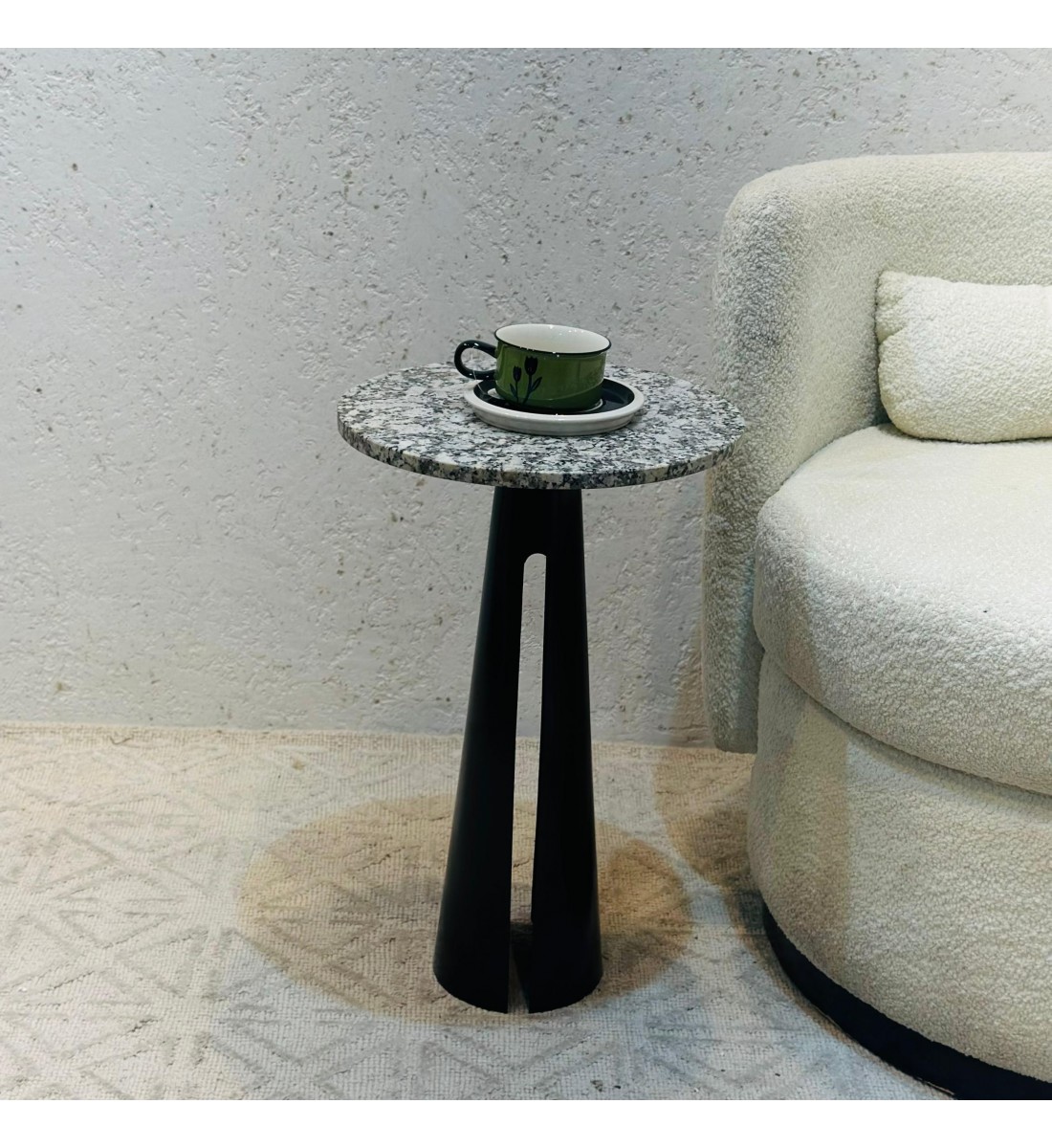 طاولة جانبية أنيقة بتصميم عصري وبسيط. طاولة جانبية أنيقة بتصميم عصري وبسيط.