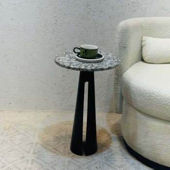 طاولة جانبية أنيقة بتصميم عصري وبسيط.