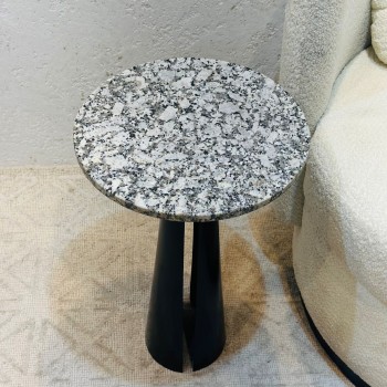 طاولة جانبية أنيقة بتصميم عصري وبسيط.