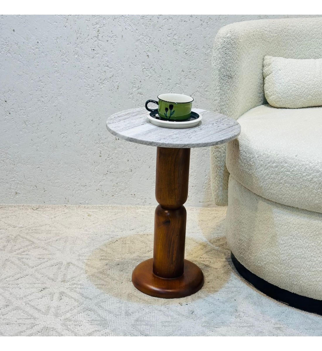 طاولة جانبية أنيقة بتصميم عصري وبسيط.