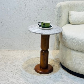 طاولة جانبية أنيقة بتصميم عصري وبسيط.