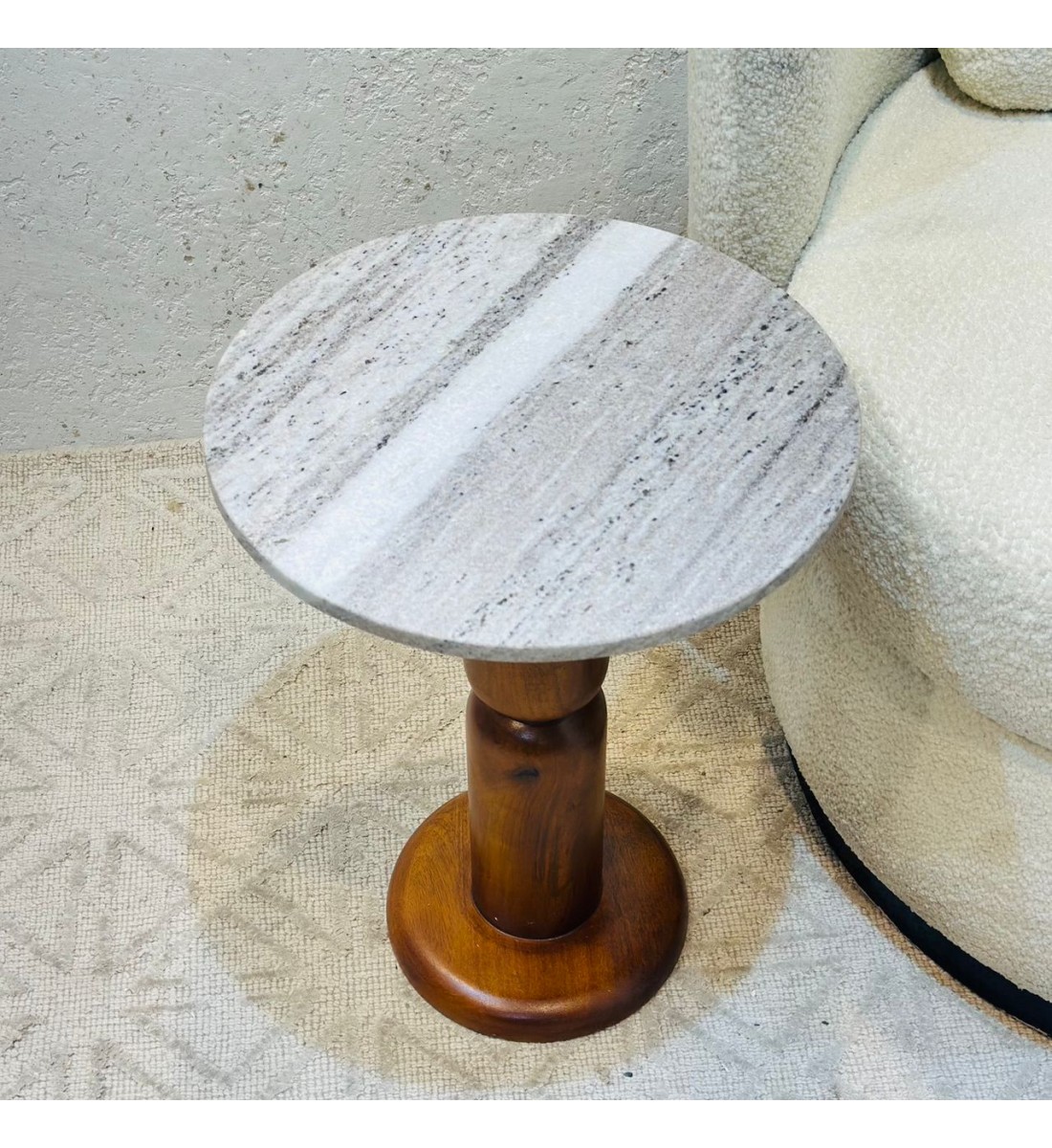 طاولة جانبية أنيقة بتصميم عصري وبسيط.