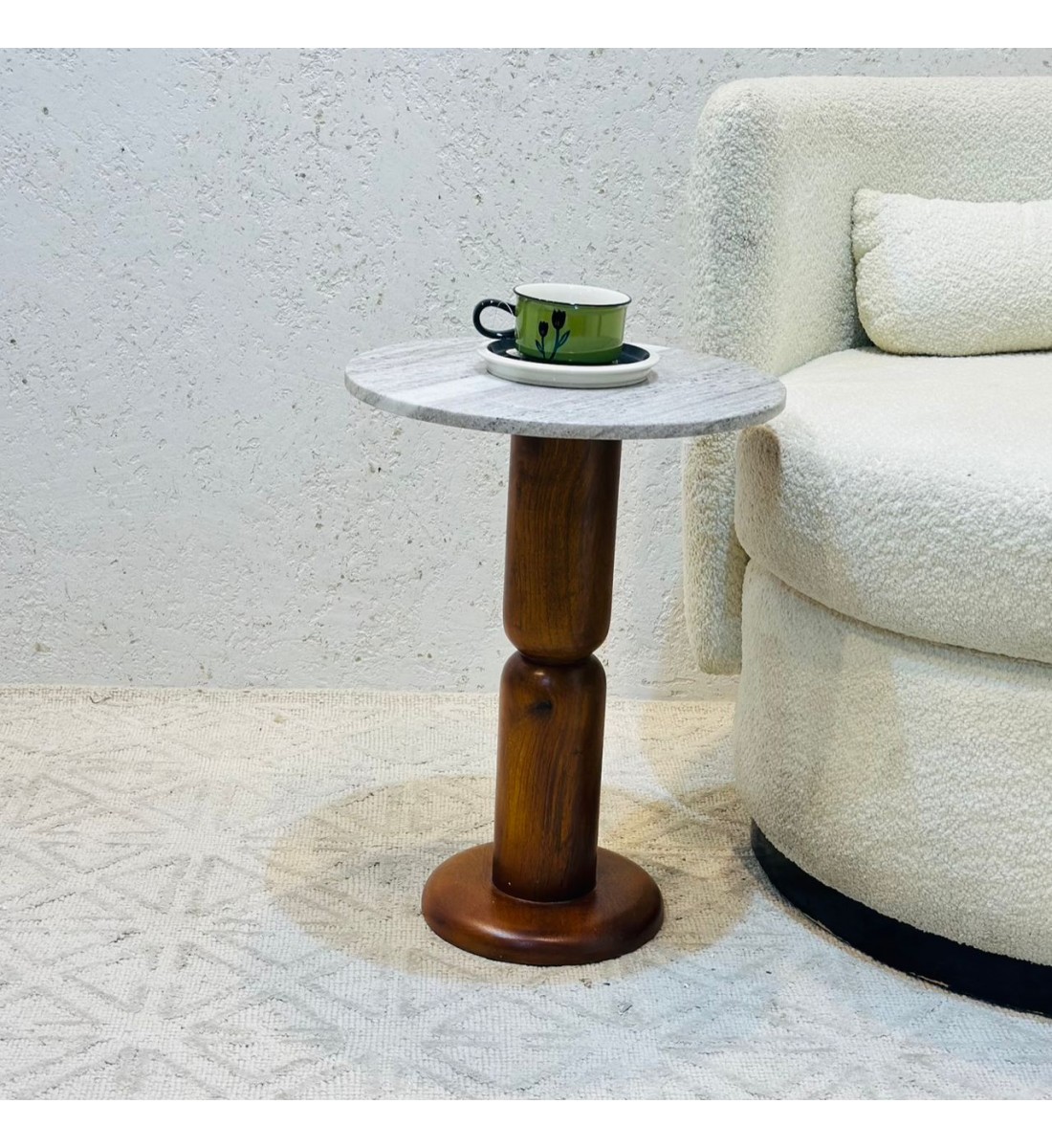 طاولة جانبية أنيقة بتصميم عصري وبسيط.