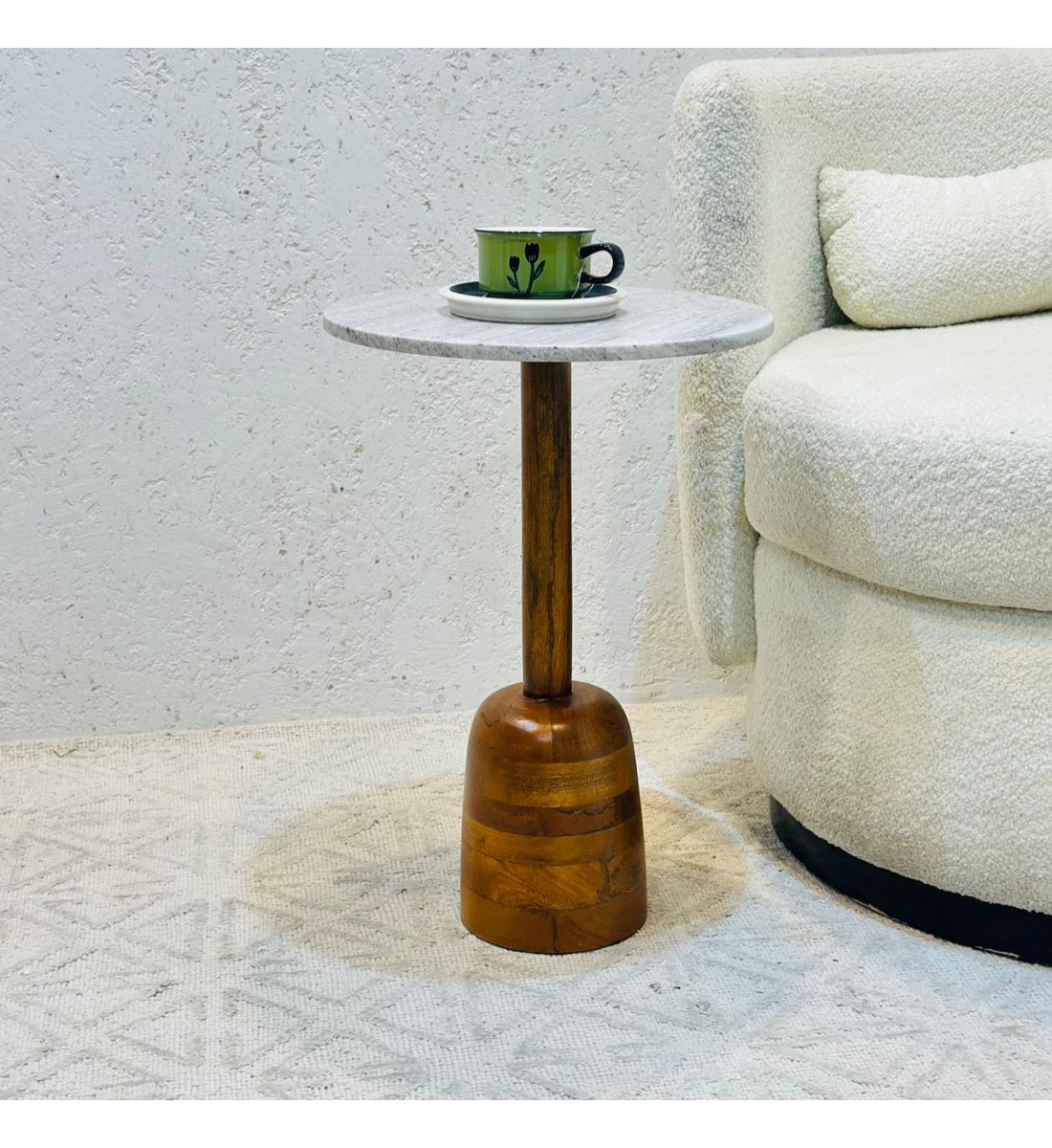 طاولة جانبية أنيقة بتصميم عصري وبسيط.