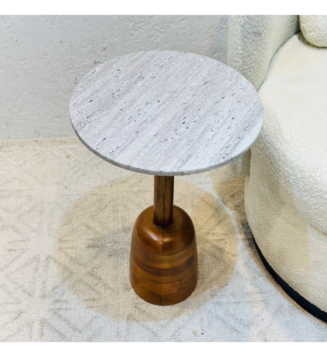 طاولة جانبية أنيقة بتصميم عصري وبسيط.