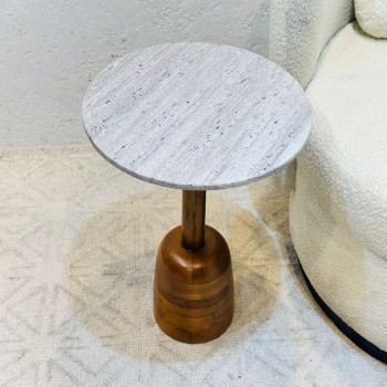 طاولة جانبية أنيقة بتصميم عصري وبسيط.