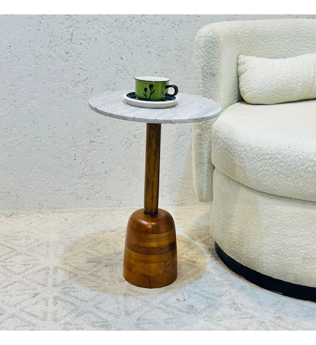 طاولة جانبية أنيقة بتصميم عصري وبسيط.