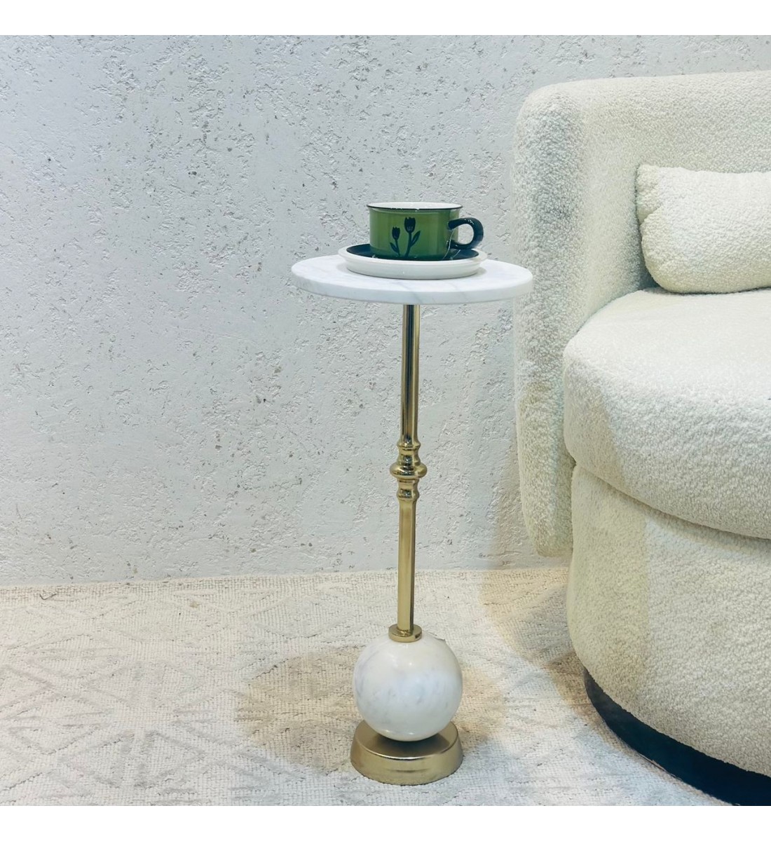 طاولة جانبية أنيقة بتصميم عصري وبسيط. طاولة جانبية أنيقة بتصميم عصري وبسيط.