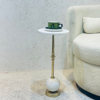 طاولة جانبية أنيقة بتصميم عصري وبسيط.