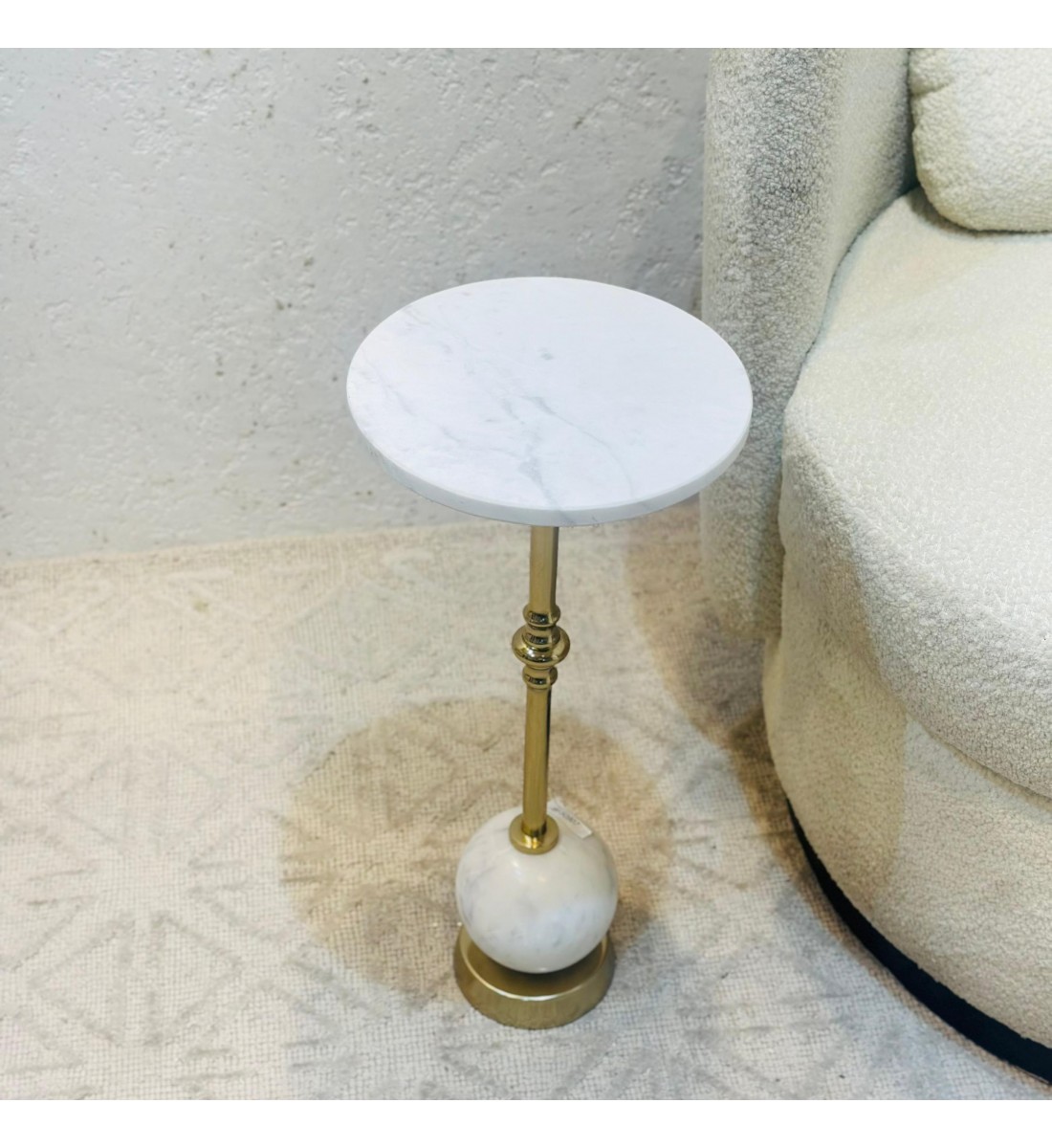 طاولة جانبية أنيقة بتصميم عصري وبسيط. طاولة جانبية أنيقة بتصميم عصري وبسيط.