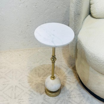 طاولة جانبية أنيقة بتصميم عصري وبسيط.