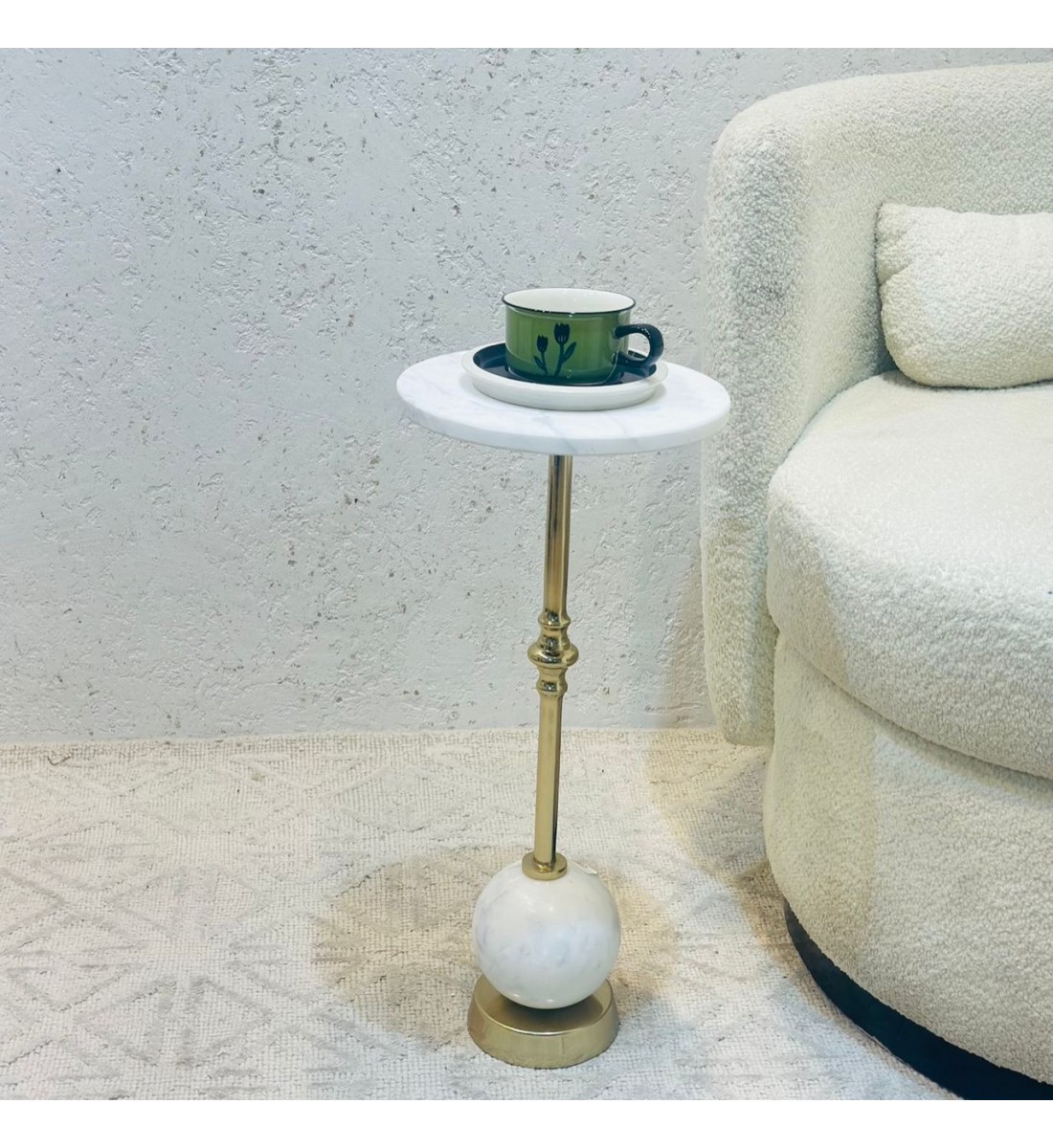 طاولة جانبية أنيقة بتصميم عصري وبسيط. طاولة جانبية أنيقة بتصميم عصري وبسيط.